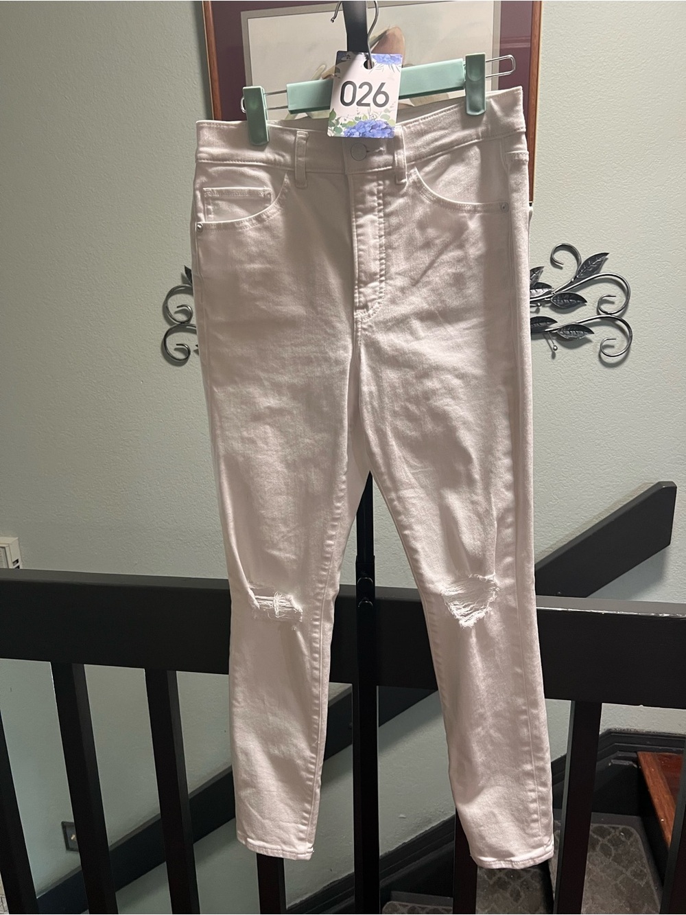 NWOT Express White Skinny Jeans with Knee Distressing Size 4R #DS026